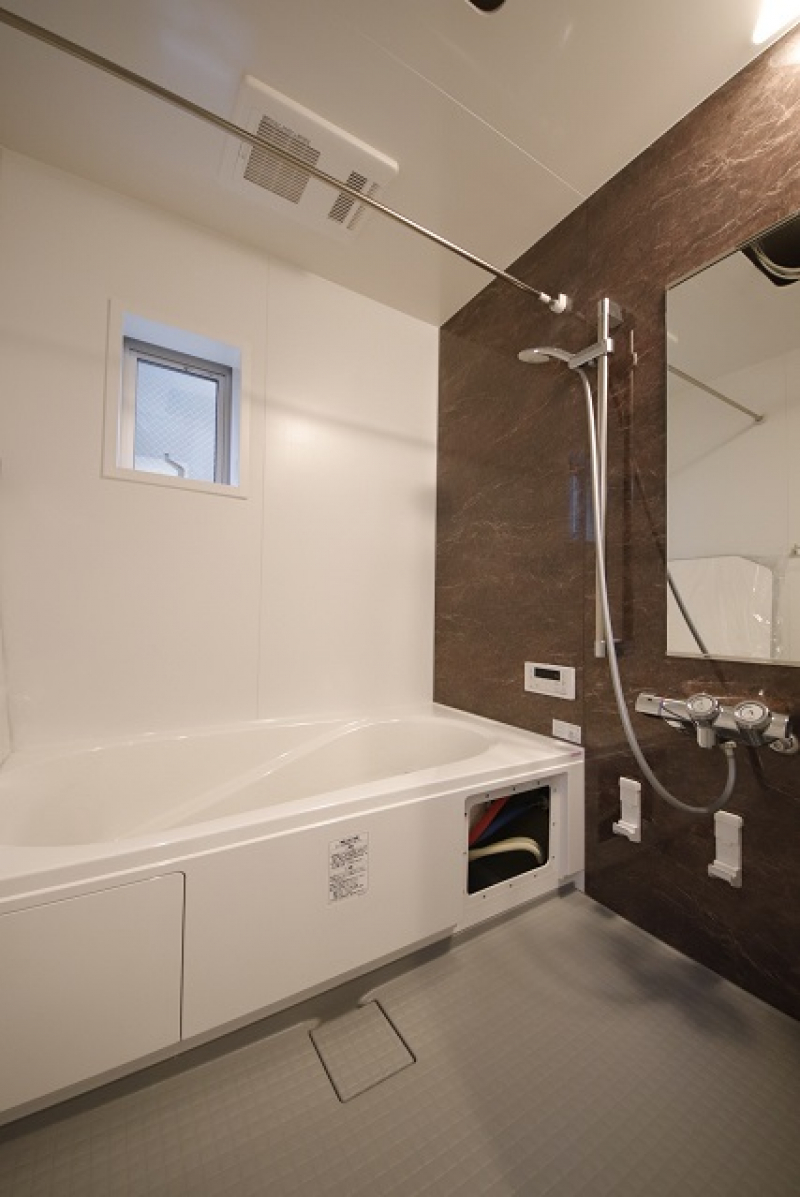 ゆったり広々1616サイズのバスルーム。浴室換気乾燥暖房機・追い炊き付きです。