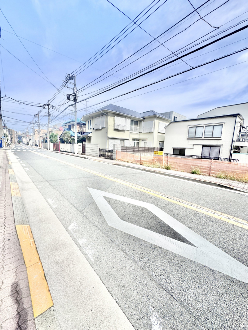 南西側公道は幅員約10ｍと広く、車の通行がしやすく、駐車しやすいのもポイントです